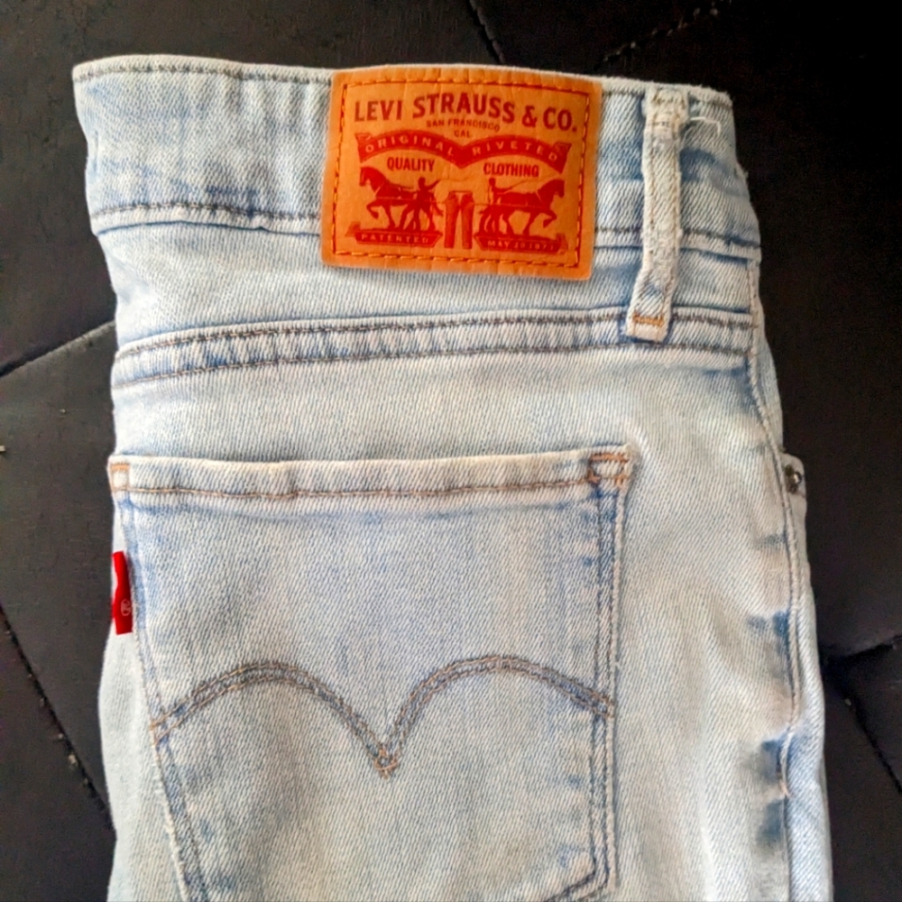 Levi 711 light wash skinny jeans